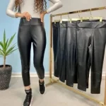 شلوار کمرنگی طرح چرم داخل مخمل کد۸۳۲۵